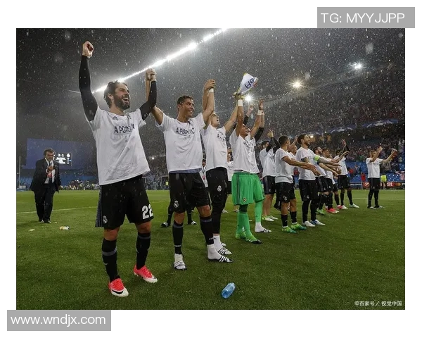 巴萨与皇马巅峰对决再度上演球迷期待经典之战的激烈较量